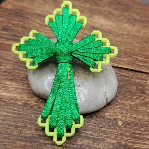 B701 woven knitted cross brooch vintage green‎